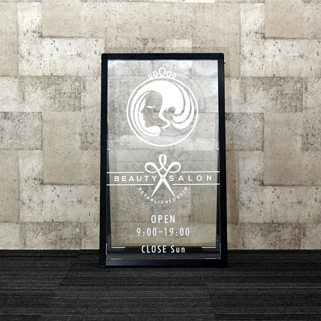 ■正面から見た写真。脚がなく全面表示が特徴です。