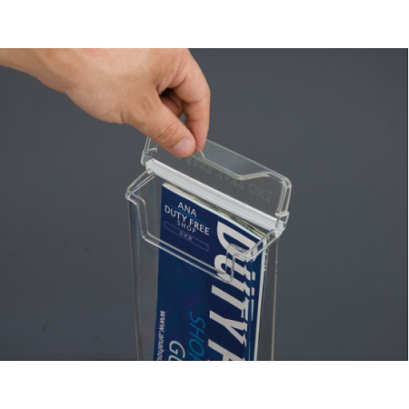 つまみ付なので開けやすくなっています。（※写真はA4三つ折タイプです。）