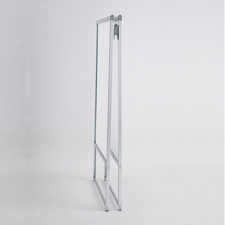 ■折りたたむとスリムに収納可能