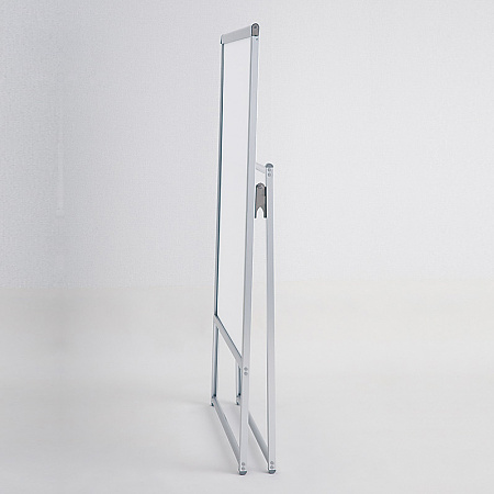 ■折りたたむとスリムに収納できます。