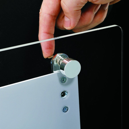 ■レバーを押すとパネルが開きます。