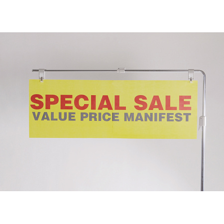 ポスターのサイズに合わせて横幅500～830mmの間で調節できます。