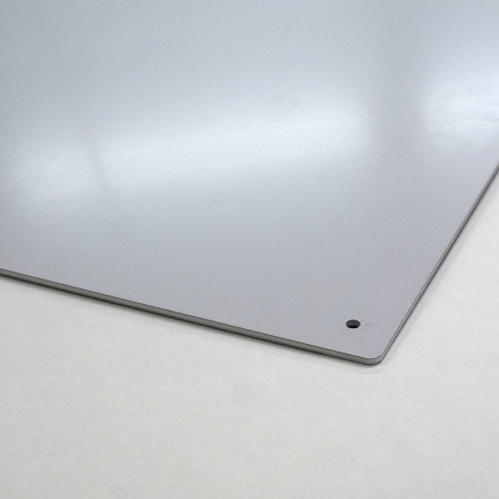 アルミ複合板の裏面は白っぽいグレーになります。