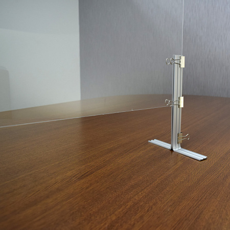 ■大型のクリップ(片側3個付)で支柱とパネルを固定します。