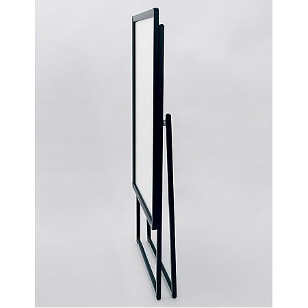 ■折りたたむとスリムに収納可能