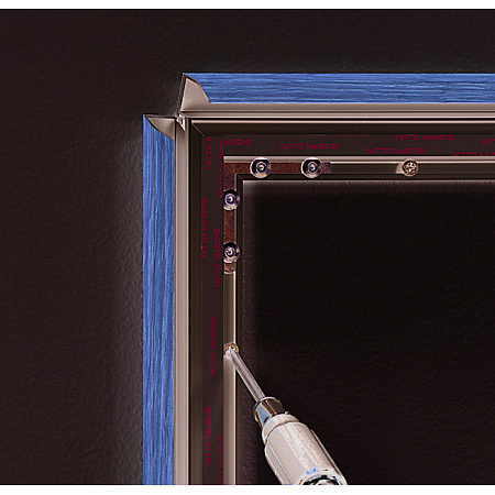 ■壁にビスで直付け　※写真のカラーは木目ナチュラルです。