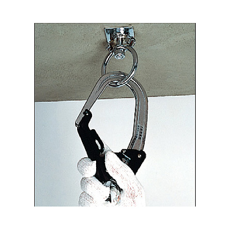 ■使用方法3.安全帯のフックを回転リングに掛けて下方に引き、回転リングホルダーから外して、回転リングが自由に回転することを確かめて使用します。