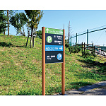 ■再生木材使用・ウッド調和風自立サイン オスロスリム RWSタイプ 設置事例写真