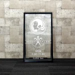 ■正面から見た写真。脚がなく全面表示が特徴です。