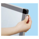 ■ポスター交換方法1：本体上部の左右にあるビスを取り外します。