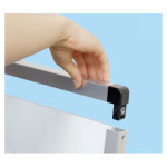 ■ポスター交換方法2:上辺のフレームを引き抜きます。