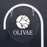 ■透明アクリル板製作イメージ。カッティングシートの他、透明シートでフルカラー印刷も可能です(写真は2714ホワイト)