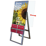 ■ポスター交換方法は楽々!カバーアクリルをレールに沿って横にスライドさせて外すだけ。(写真はシルバーシリーズ)