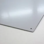 アルミ複合板の裏面は白っぽいグレーになります。