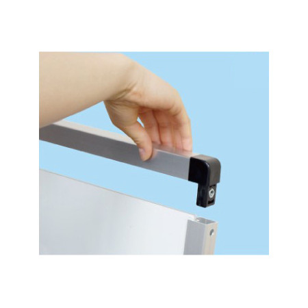 ■ポスター交換方法2：上辺のフレームを引き抜きます。