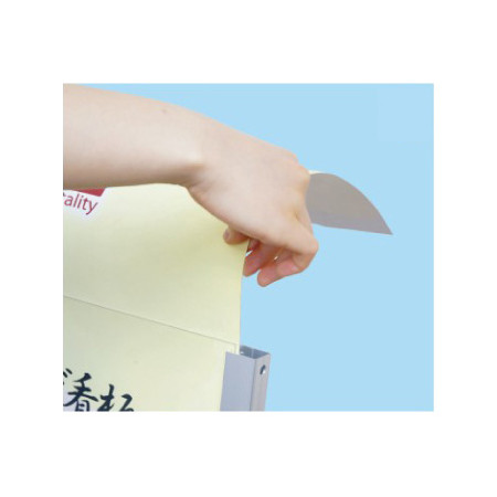 ■ポスター交換方法3：アルミ複合板とアクリルカバーの間にポスターをセットするだけ。