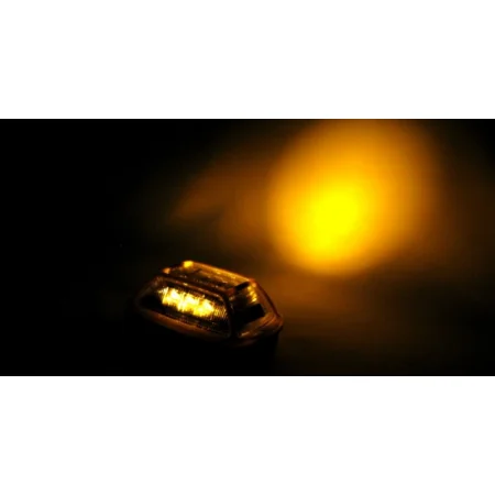 1面につき超高輝度タイプのパワーLEDを3球採用。