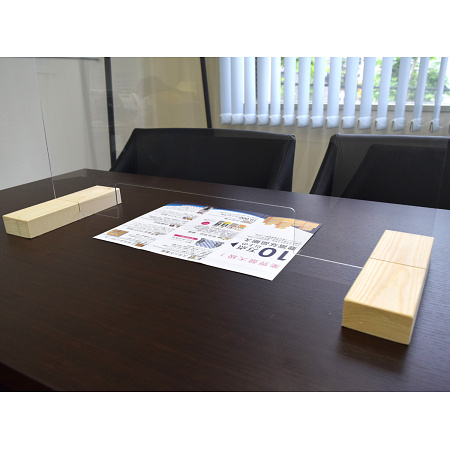 ■下部に空間があるので書類のやり取りが可能です。