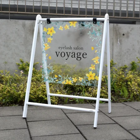 ■背景に映り込む風景で看板の印象が変わります。