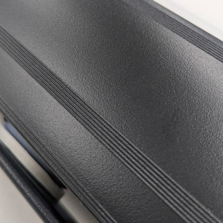 ■マットブラック仕上げ。色は落ち着きのあるマットブラック