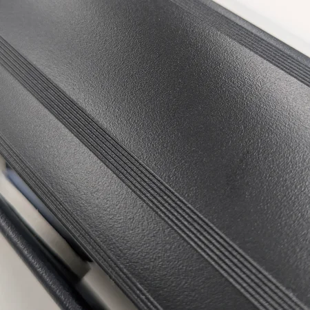 ■マットブラック仕上げ。色は落ち着きのあるマットブラック