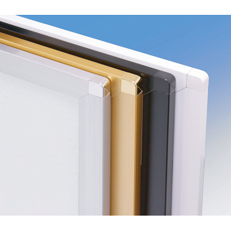 ピュアRのカラーバリエーション4色（手前から、シルバー、ゴールド、ブラック、ホワイト）