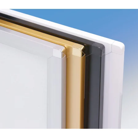 ピュアRのカラーバリエーション4色（手前から、シルバー、ゴールド、ブラック、ホワイト）