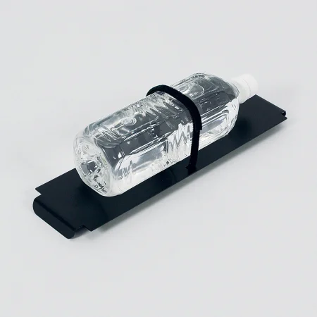 ■付属のベルト（マジックテープ）でペットボトルなどを固定します。