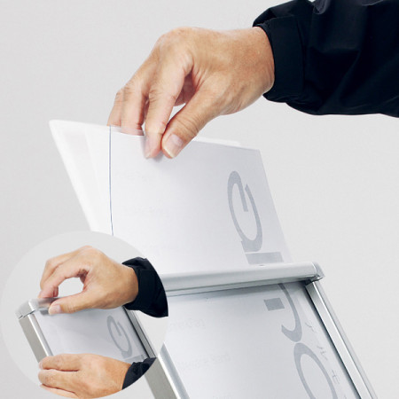 ■フレームを手前にスライドして用紙をスライドセット