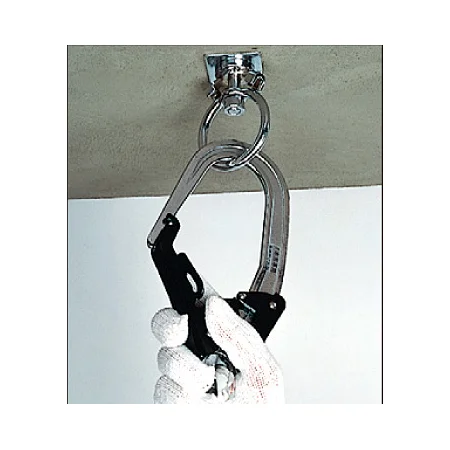 ■使用方法3.安全帯のフックを回転リングに掛けて下方に引き、回転リングホルダーから外して、回転リングが自由に回転することを確かめて使用します。