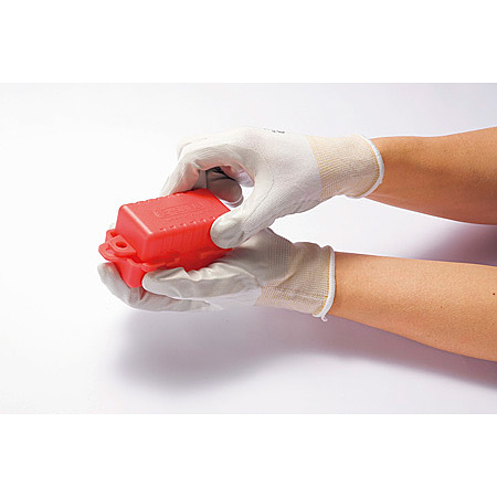 取付方法(3)：本体を閉じて、プラグをロックします。