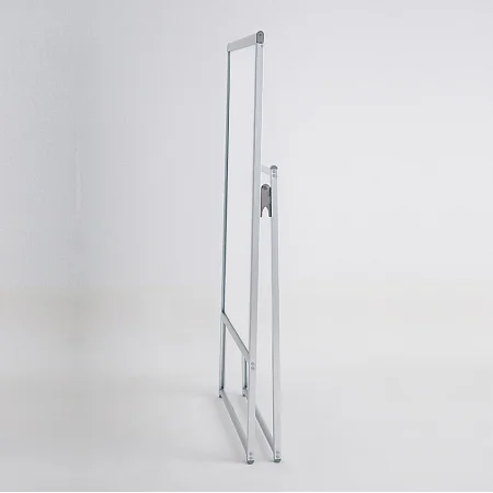 ■折りたたむとスリムに収納できます。