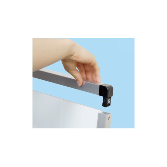 ■ポスター交換方法2：上辺のフレームを引き抜きます。