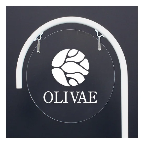 ■透明アクリル板製作イメージ。カッティングシートの他、透明シートでフルカラー印刷も可能です（写真は2714ホワイト）