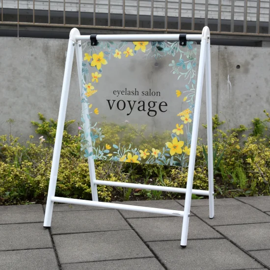 ■背景に映り込む風景で看板の印象が変わります。