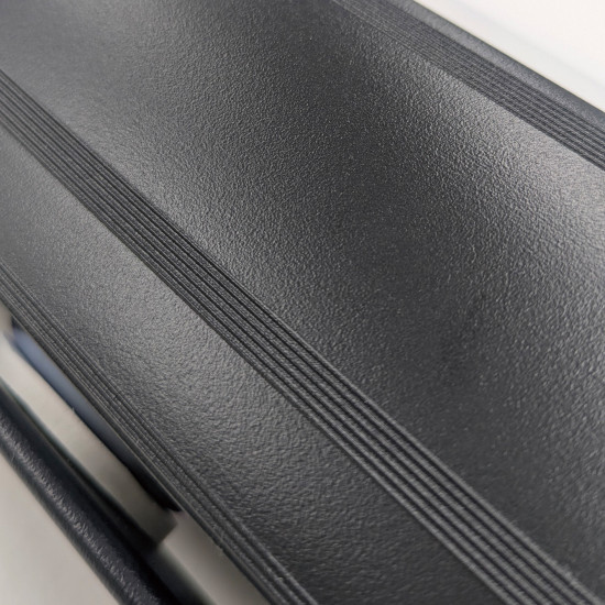 ■マットブラック仕上げ。色は落ち着きのあるマットブラック