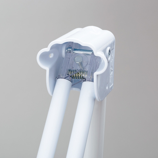 ■バネの力で脚が開き固定されます。