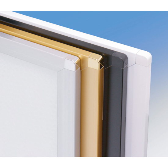 ピュアRのカラーバリエーション4色（手前から、シルバー、ゴールド、ブラック、ホワイト）