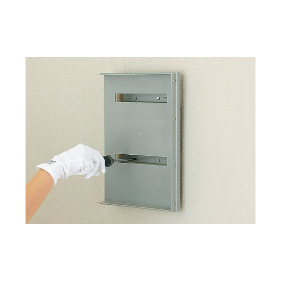 【取付方法】 1.グレーのトレー部を壁にネジで固定します。