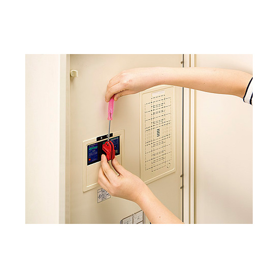 取付方法(2)：ドライバーでネジを回して確実に固定します。