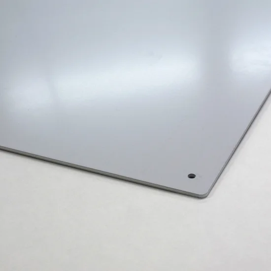 アルミ複合板の裏面は白っぽいグレーになります。