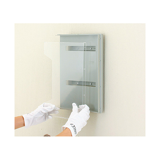 【取付方法】 2.透明カバーをはめ込んで完了です。