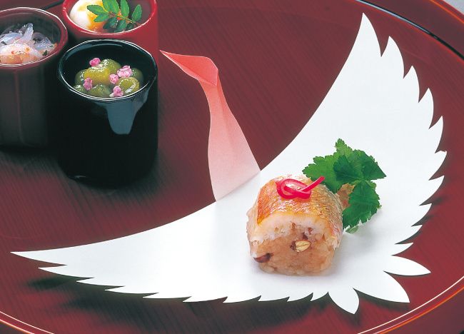 ※白色部分に直接お料理を盛り付けることができます。 折り曲げてご使用下さい。