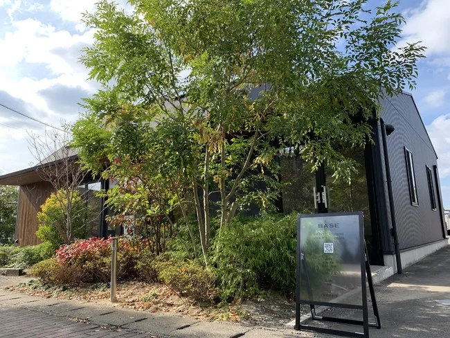 QRコードを使用した鍼灸サロンのショップサインスタンドを制作しました！