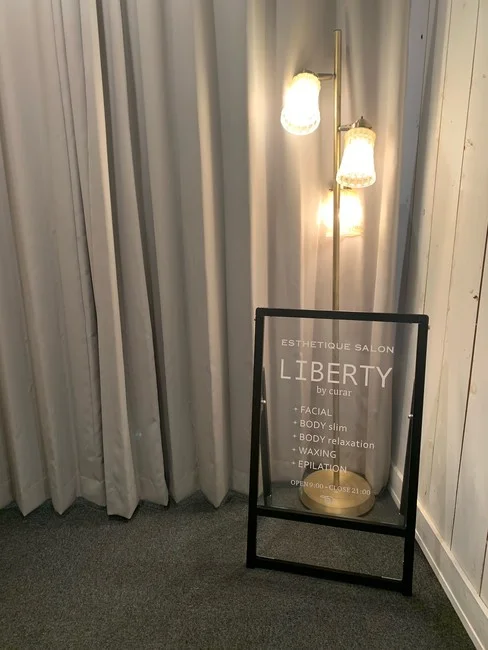 店名やメニューが表記されているアイラッシュアンドネイル専門店のショップサインを製作しました！