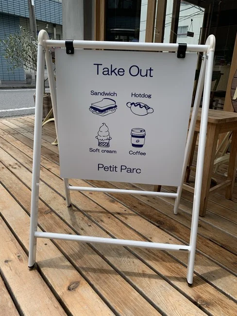 可愛いイラストのメニューが書かれたカフェの看板を製作しました！