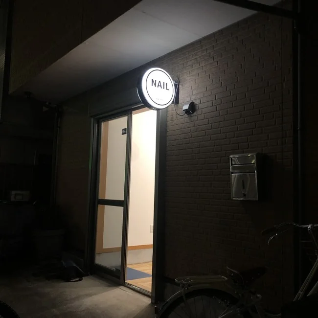 ネイルサロンの丸いLED型突き出しサインを製作しました！