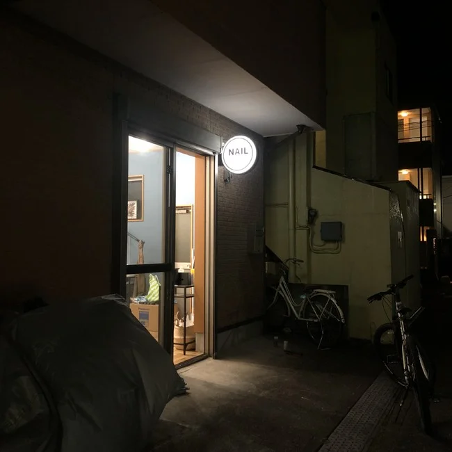 ネイルサロンの丸いLED型突き出しサインを製作しました！