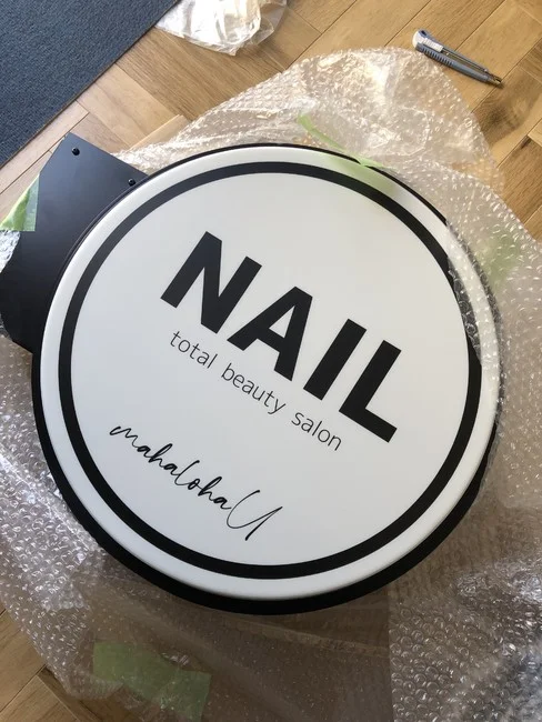 ネイルサロンの丸いLED型突き出しサインを製作しました！