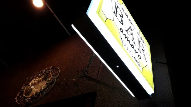 敷き詰められたタイルのような柄が特徴的なバーの袖看板を製作しました!